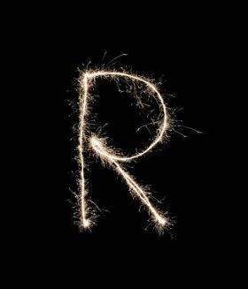 在黑色背景上的字母 R图片