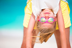 小女孩和她的父亲在完美的海滩享受暑假