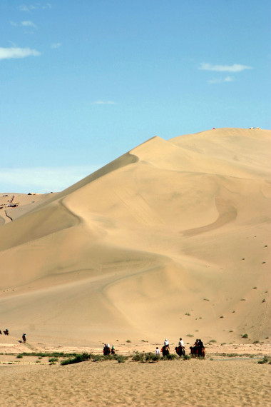 駱駝在中國敦煌鳴沙山 (回波沙山)
