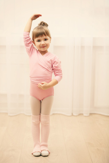 可爱的小女孩在粉红色紧身连衣裤在舞蹈工作室制作新芭蕾运动