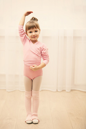 可爱的小女孩在粉红色紧身连衣裤在舞蹈工作室制作新芭蕾运动