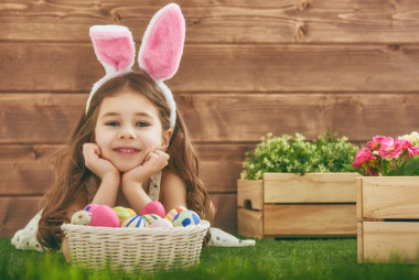 戴著兔子耳朵的女孩