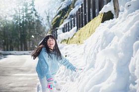 亚洲女孩在雪中户外微笑在寒冷的冬天