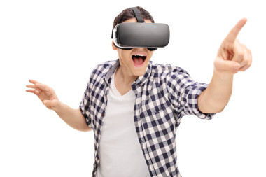 興奮的年輕人使用 Vr 耳機(jī) 
