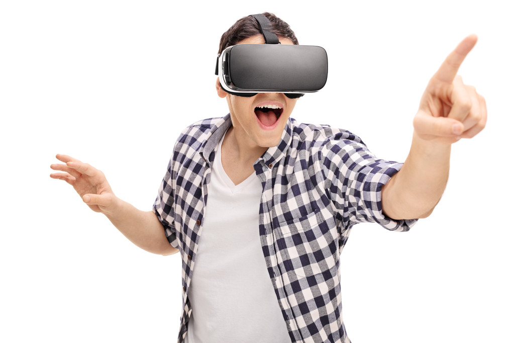 兴奋的年轻人使用 Vr 耳机  兴奋的年轻人使用 Vr 耳机