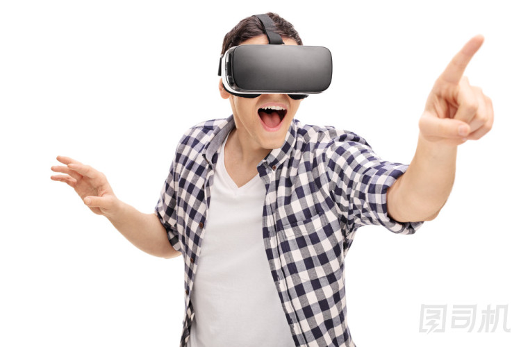 興奮的年輕人使用 Vr 耳機(jī) 