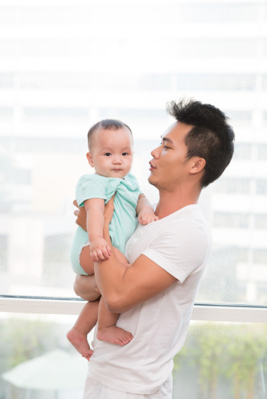 男人看著可愛的小寶寶圖片