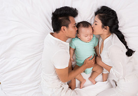 年轻的父母和婴儿男孩图片
