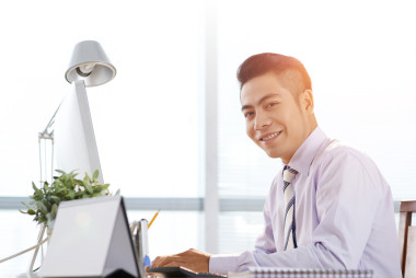 在他的工作場(chǎng)所工作的商人圖片