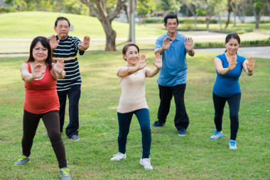 人在做太極運動