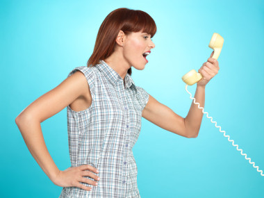 有魅力的年輕女人尖叫的電話圖片