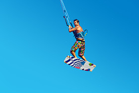 风筝冲浪，风筝冲浪。极端的水上运动。冲浪者空气爱科特