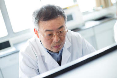 在實驗室中人分析了實驗數(shù)據(jù)圖片