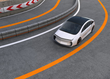白色電動汽車在公路上