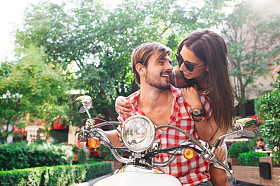 几个骑着摩托车