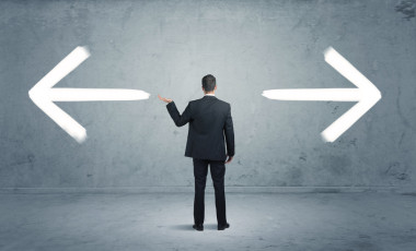 困惑的商务人士选择的方式图片