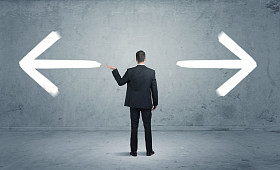 困惑的商务人士选择的方式图片