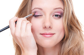 工作室拍摄的美丽的年轻女子在做