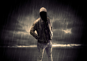 在晚上的风帽衣匿名恐怖分子