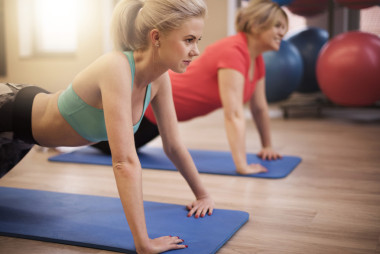 妇女在一起培训