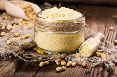 大豆在一个木制的背景上。乡村风