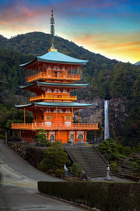 在日本和歌山，青岸渡济寺塔图片