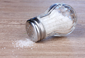 用木制背景盐玻璃 saltcellar