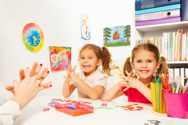 兩個女孩做手指練習