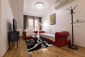 内部的一间酒店套房图片