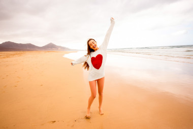 女人享受美麗的海灘