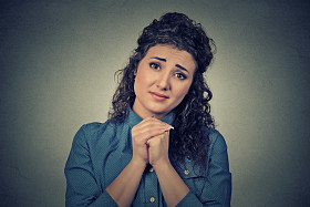 年轻女子双手合十请原谅我