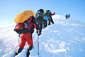 在冬天山徒步旅
