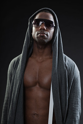 年轻黑人男子城市风