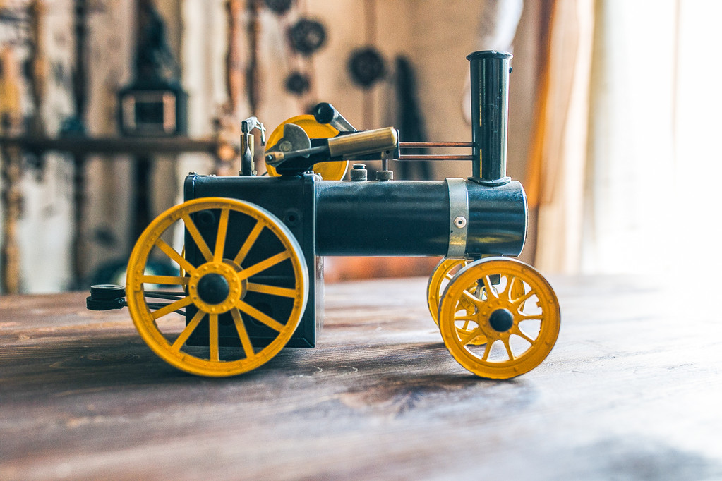 特写旧复古金属缩尺模型的蒸汽火车