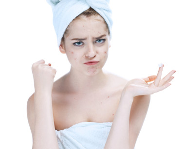 休克的她用一條毛巾在她頭上的粉刺的憂郁女孩