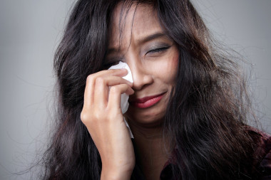 年輕女子在絕望中哭泣