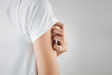 一個(gè)女人在瘙癢