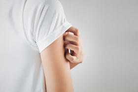 一个女人在瘙痒