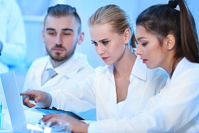 在实验室工作的医学技术人员照片