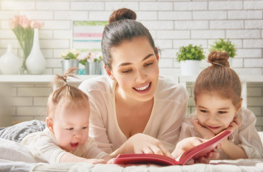 母親讀一本書圖片