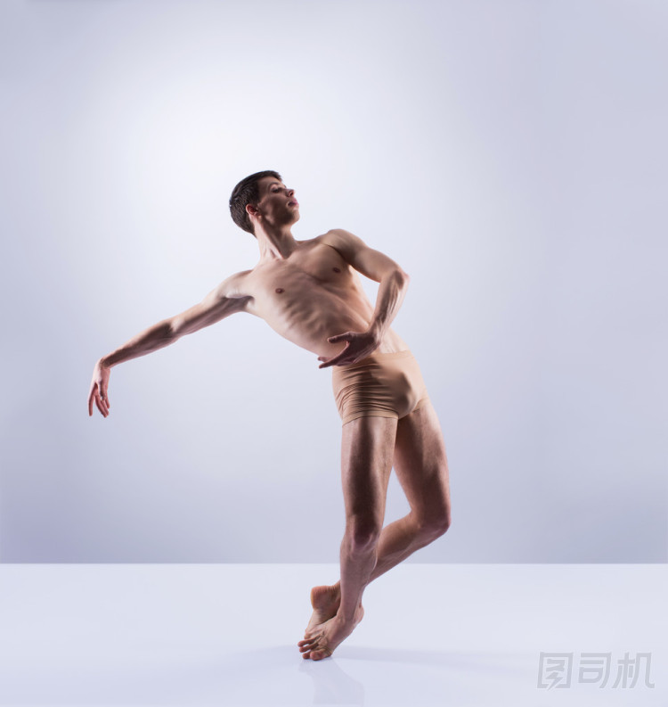 運動的芭蕾舞演員在工作室中執(zhí)