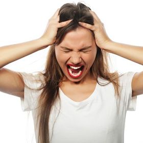 沮丧和愤怒的女人尖叫