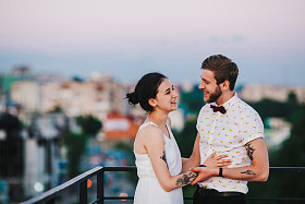 美丽的夫妇在城市图片