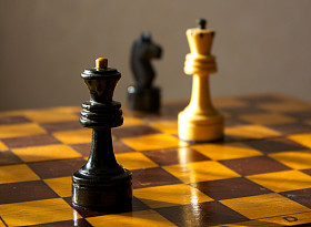 棋盘上的白色国王和黑王后图片