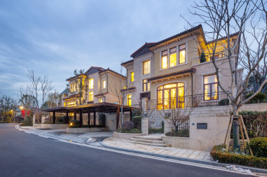 在黄灯现代别墅的房子图片