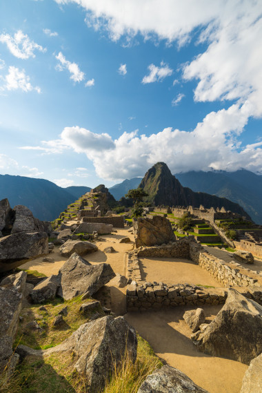 在马丘比丘，秘鲁，与风景秀丽的天空阳光