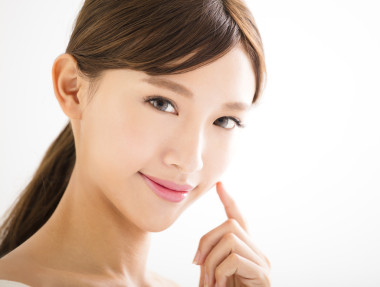  美丽年轻的亚洲女人脸特写图片