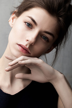 构成的年轻女子图片