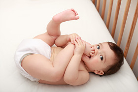 宝宝咬他的脚图片