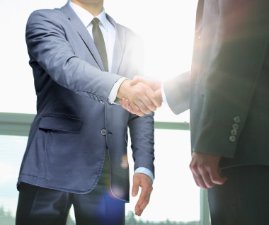 商務上的握手。辦公室里的兩個商人握手